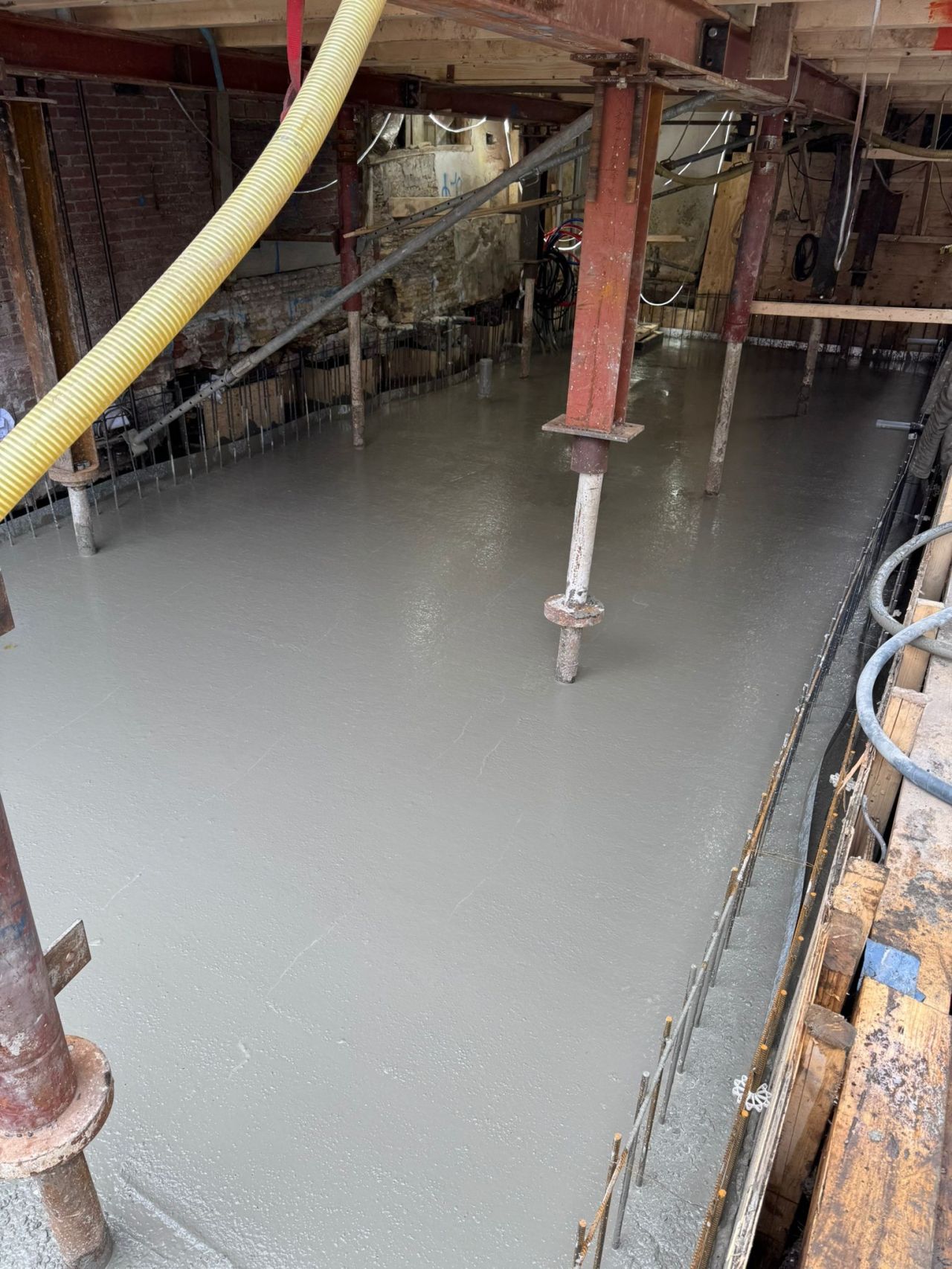 Net gestorte betonvloer voor de fundering van een kelderproject in Amsterdam