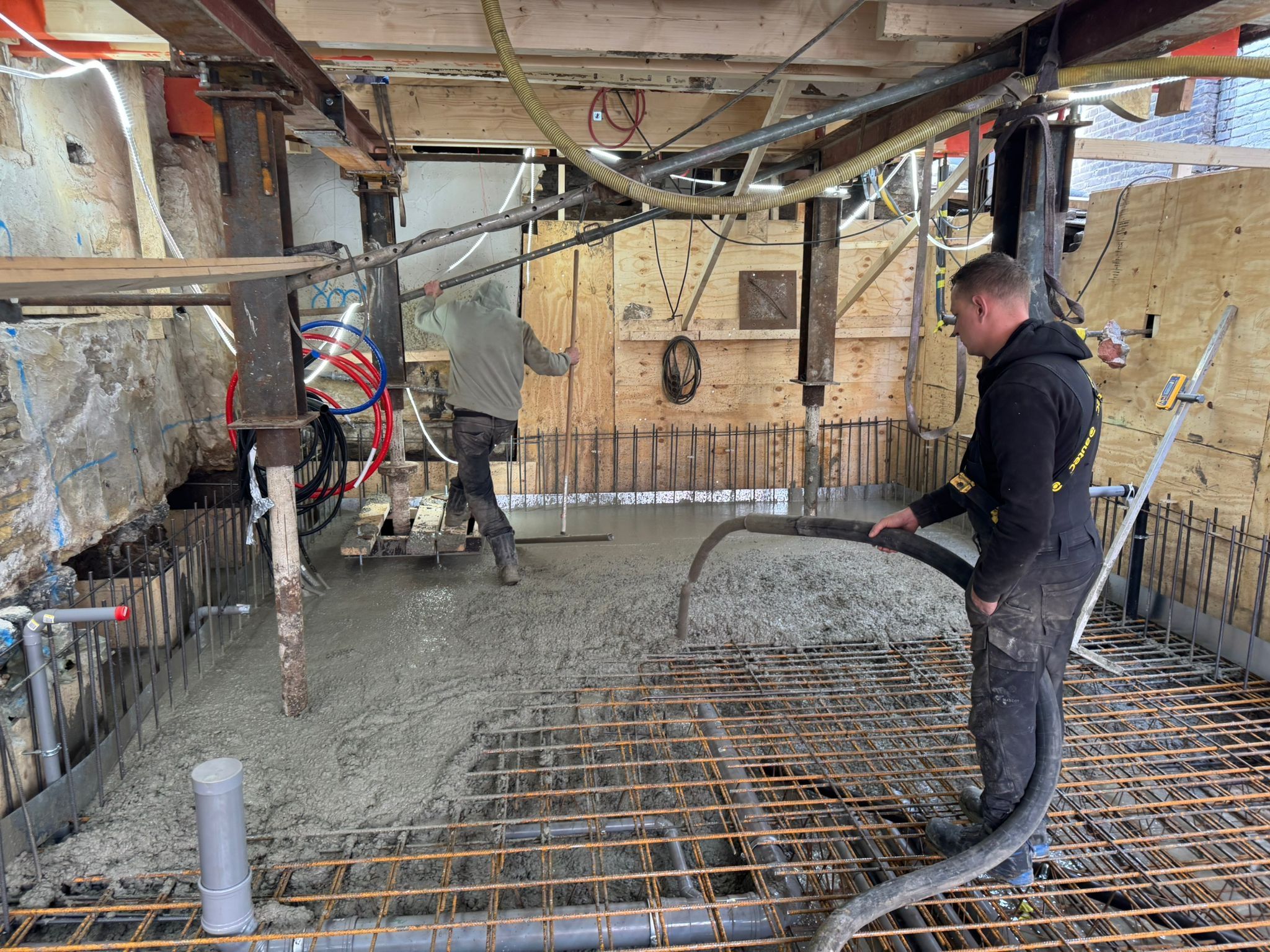 Betonstort in Amsterdam met wapening en tijdelijke ondersteuning door AHB Bouw