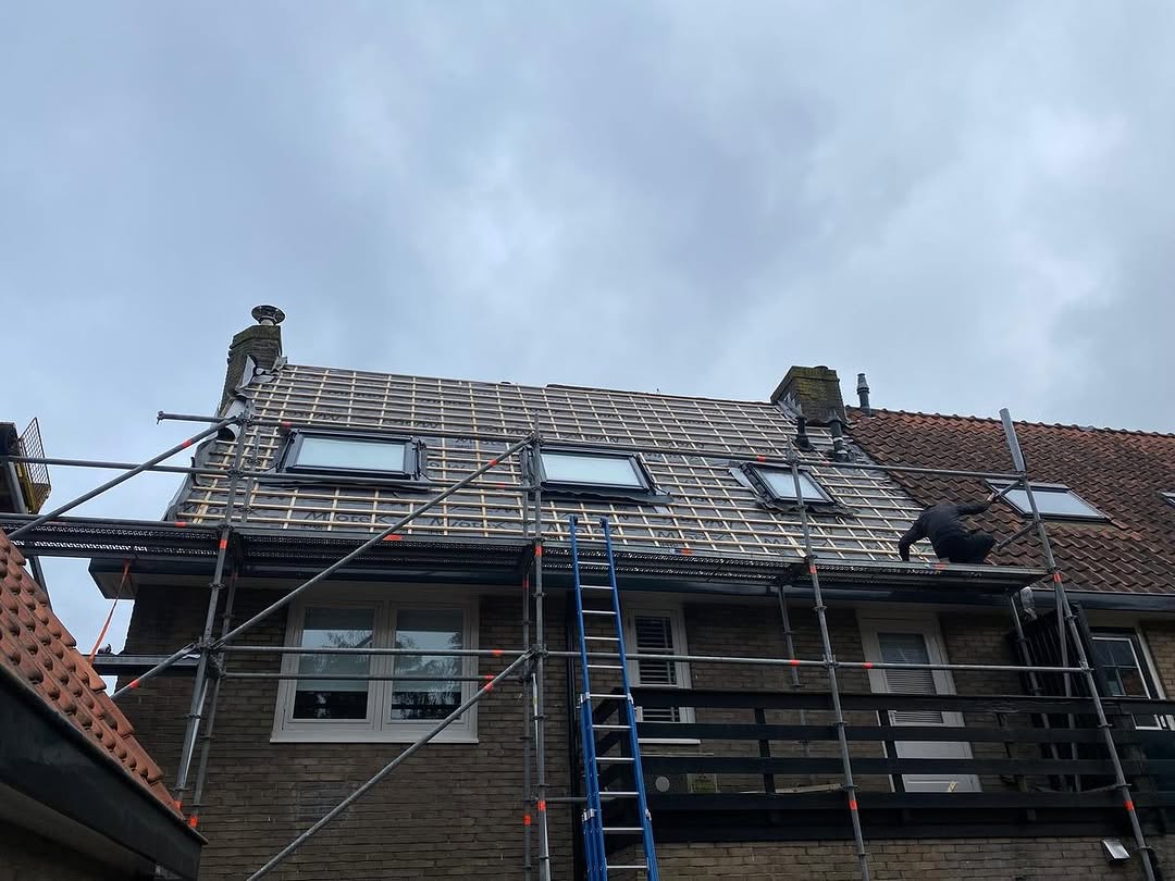 Daklatten en dakramen voorbereid tijdens dakrenovatie in Hilversum