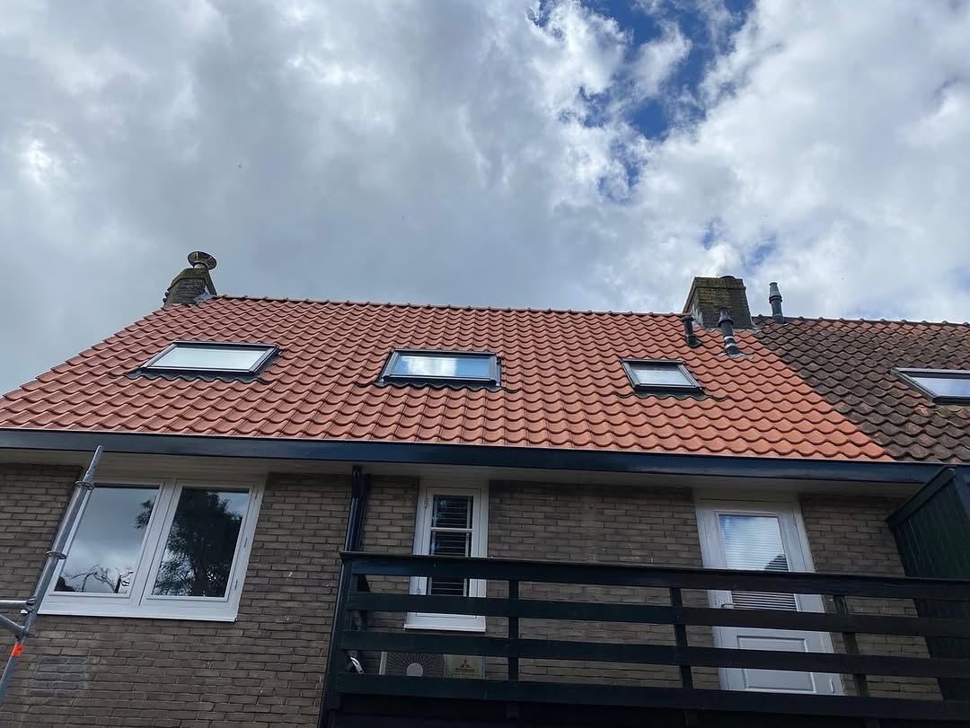 Nieuw rood pannendak na dakrenovatie in Hilversum door AHB Bouw