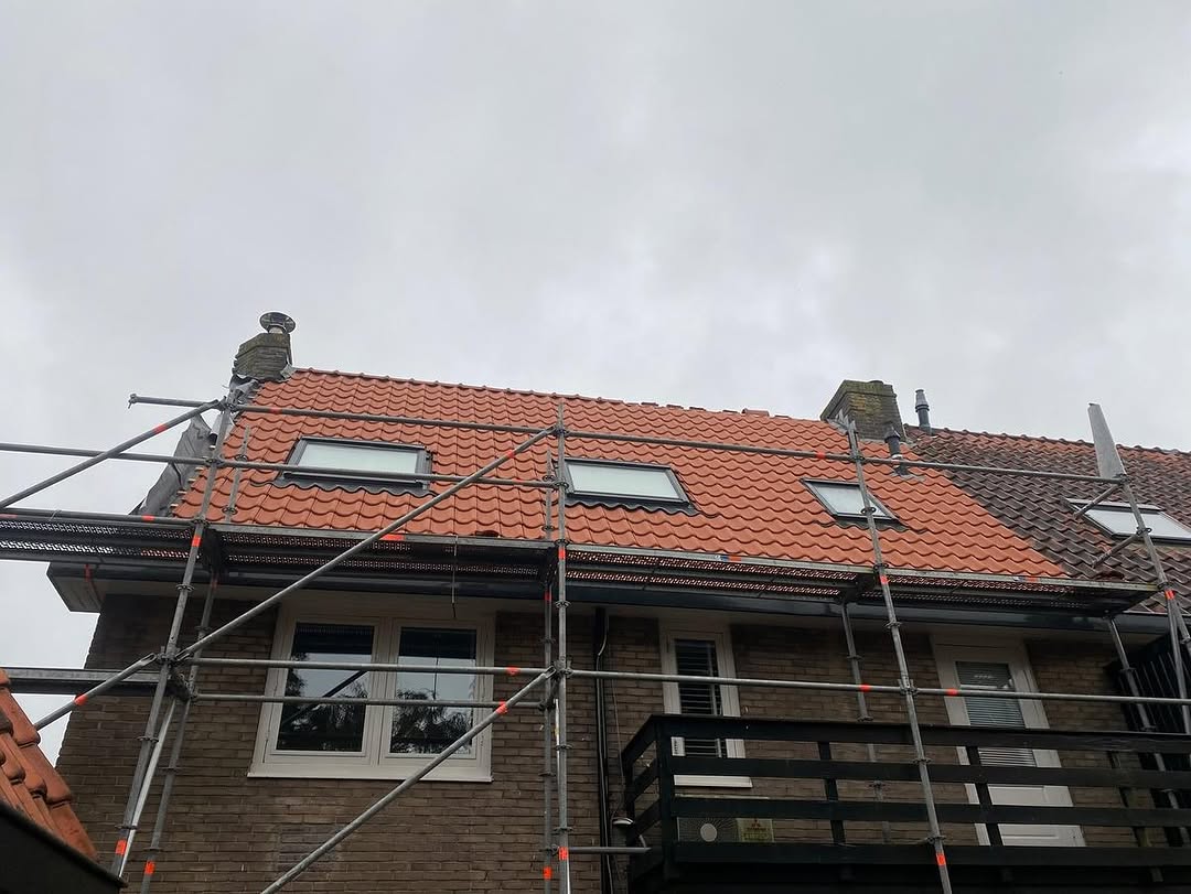 Steiger voor dakrenovatie aan een woning in Hilversum