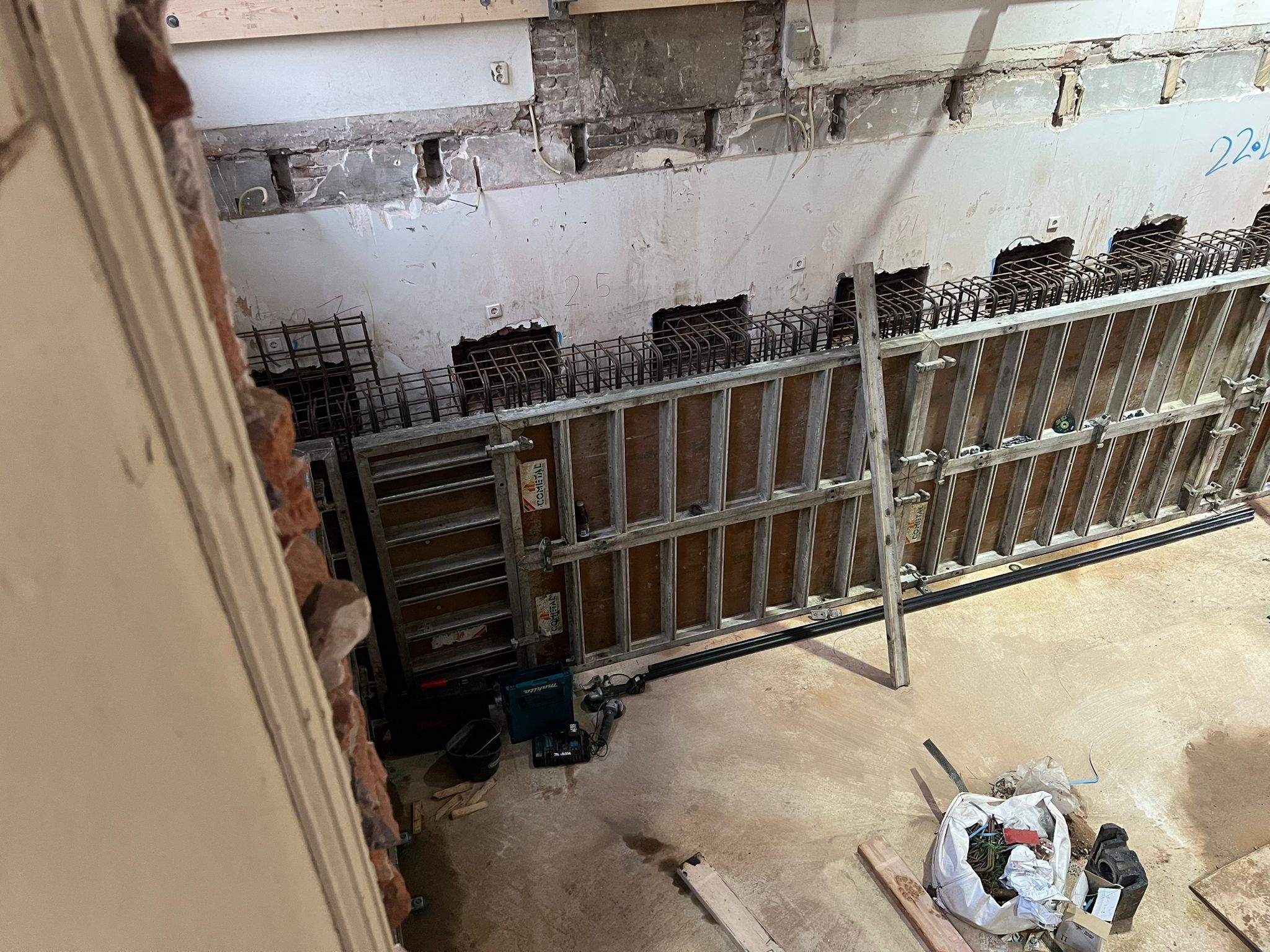 Bekisting en wapening voor damwanden in een bouwput in Amsterdam